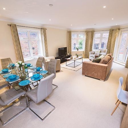 Charming Two Bedroom Apartment With Free Private Parking Leatherhead Exteriér fotografie