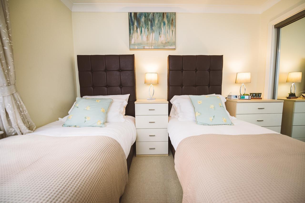 Charming Two Bedroom Apartment With Free Private Parking Leatherhead Exteriér fotografie