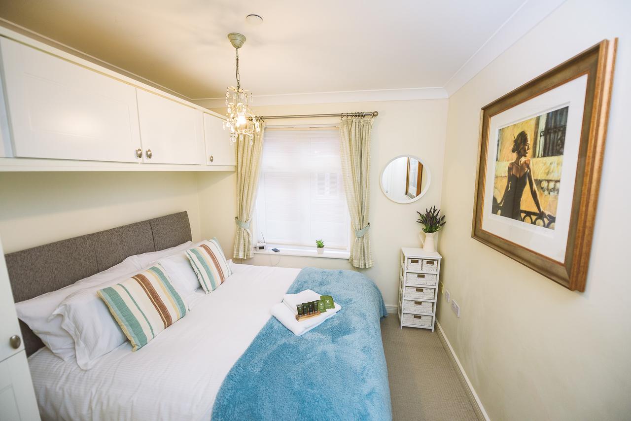 Charming Two Bedroom Apartment With Free Private Parking Leatherhead Exteriér fotografie