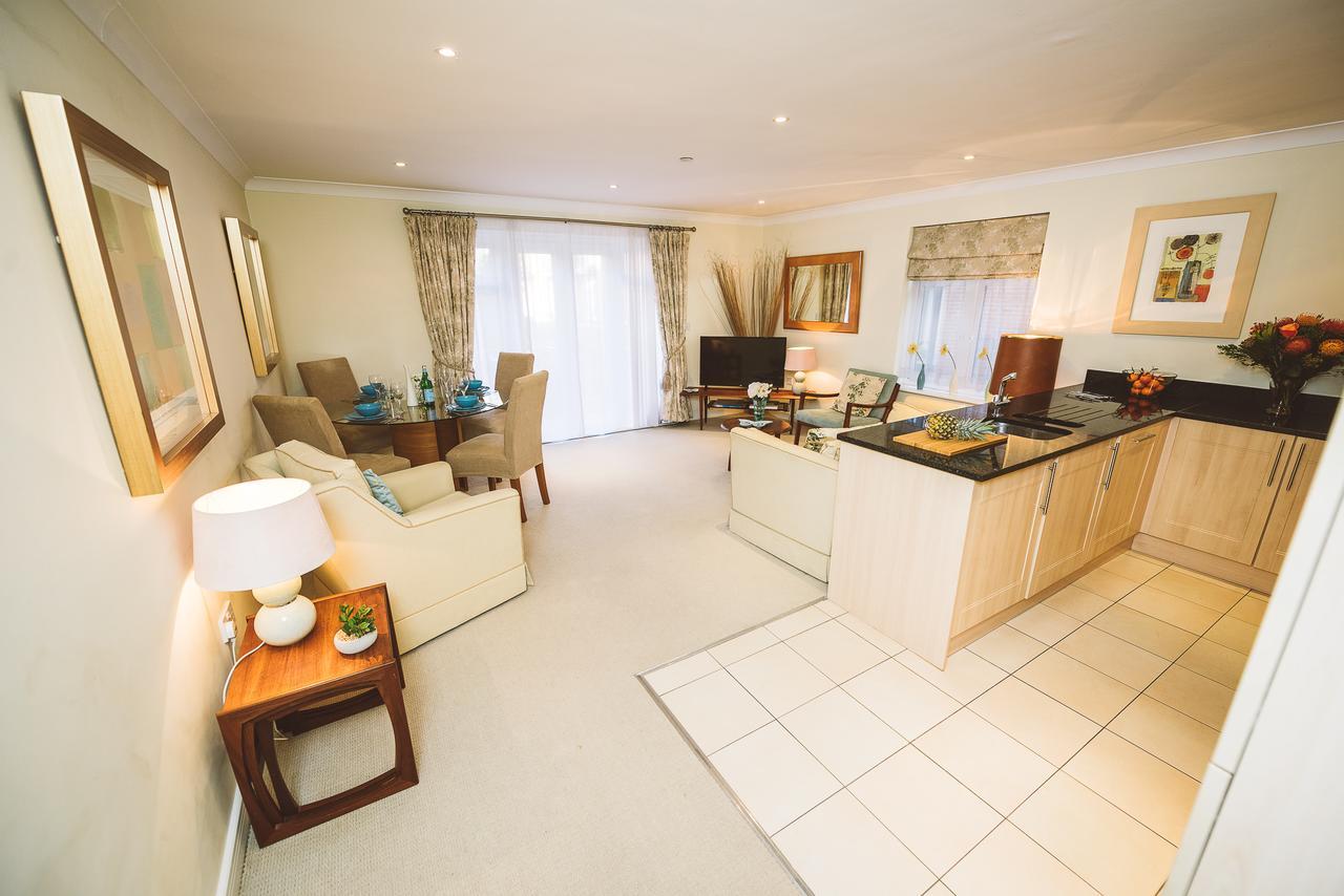 Charming Two Bedroom Apartment With Free Private Parking Leatherhead Exteriér fotografie