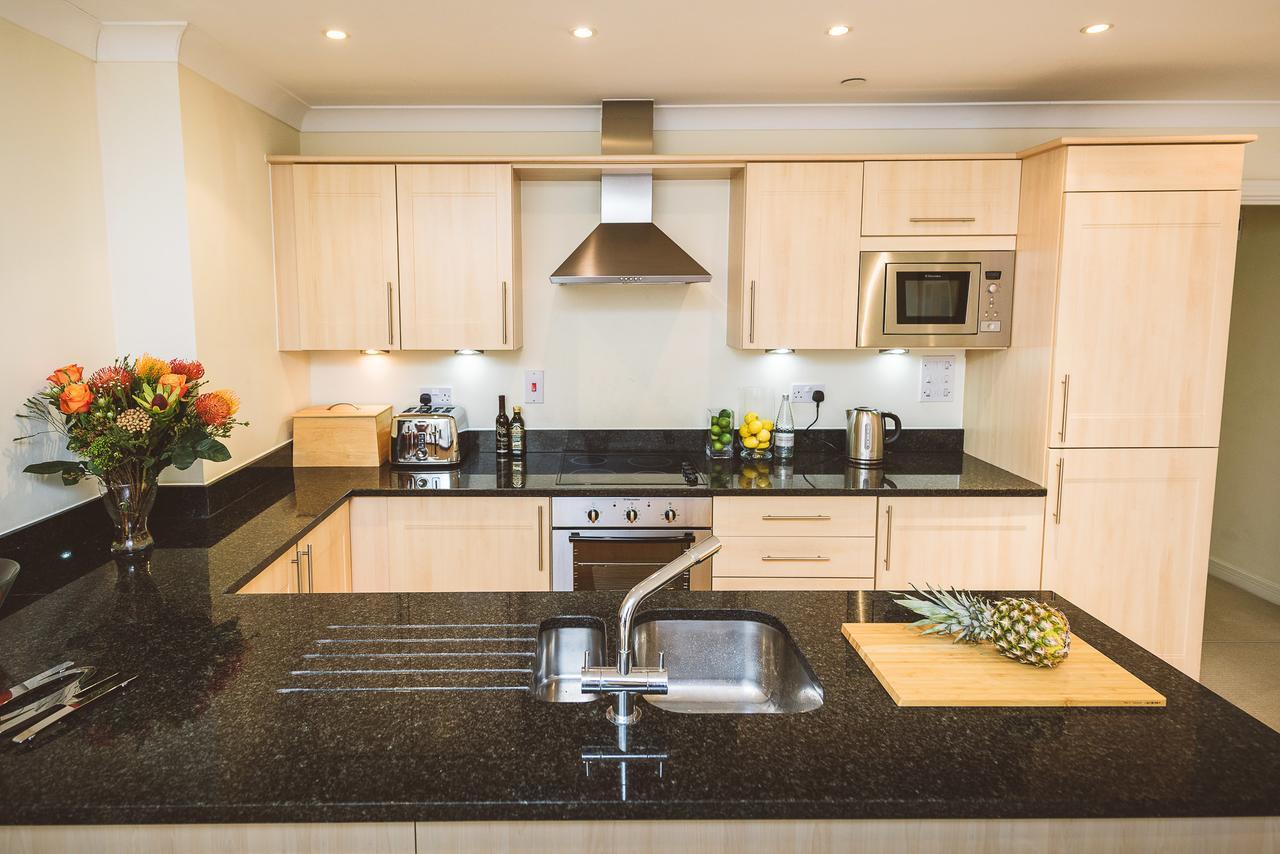 Charming Two Bedroom Apartment With Free Private Parking Leatherhead Exteriér fotografie