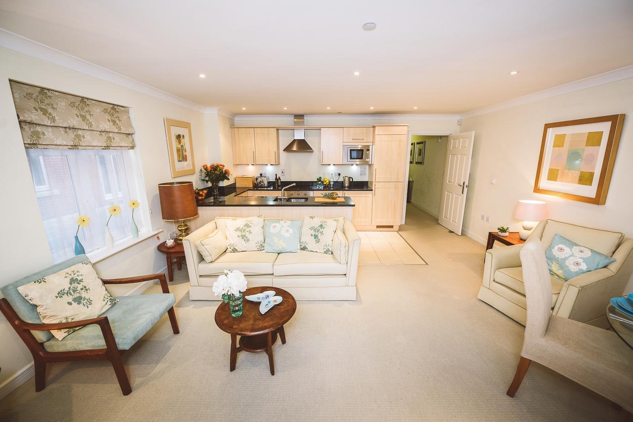 Charming Two Bedroom Apartment With Free Private Parking Leatherhead Exteriér fotografie