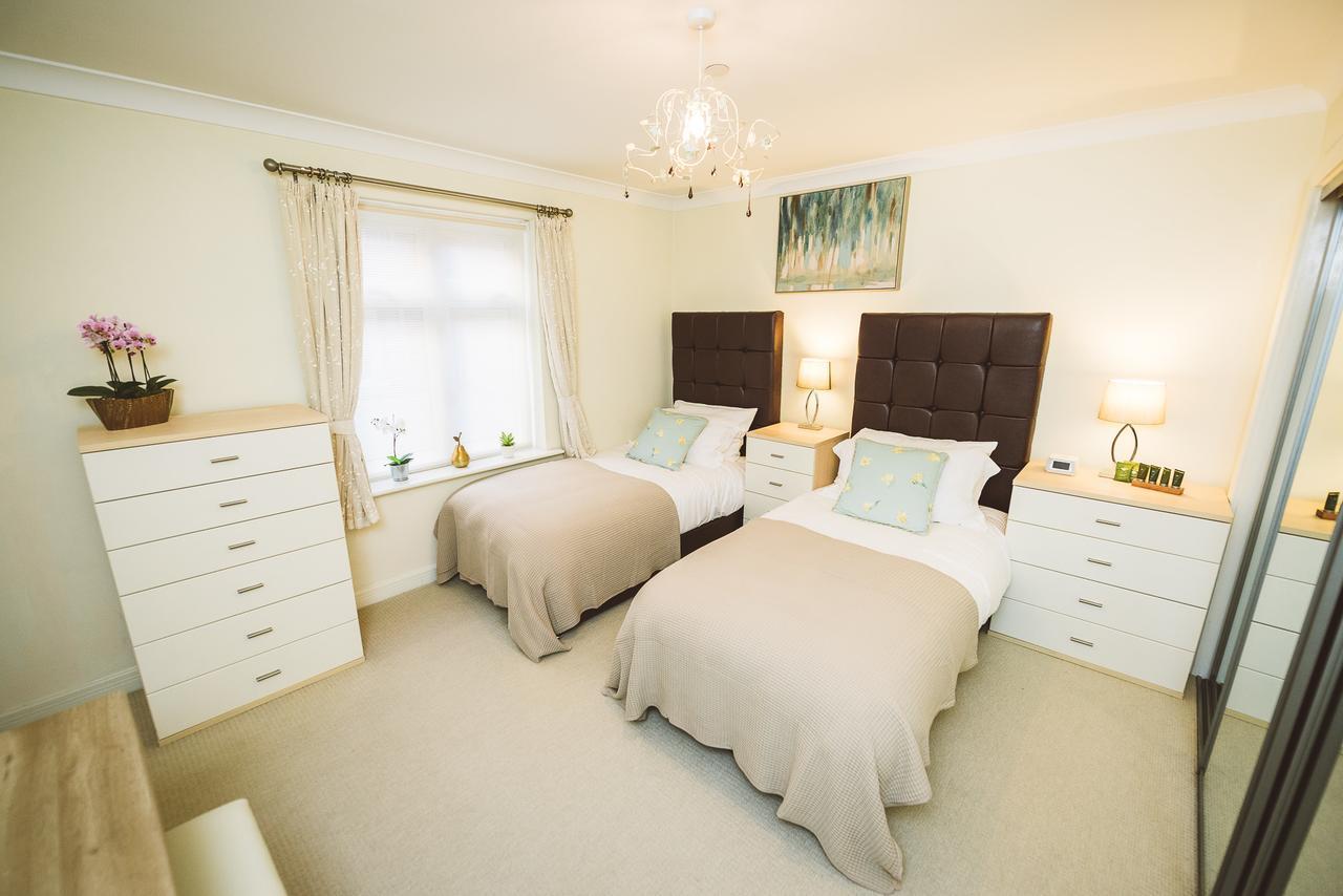 Charming Two Bedroom Apartment With Free Private Parking Leatherhead Exteriér fotografie