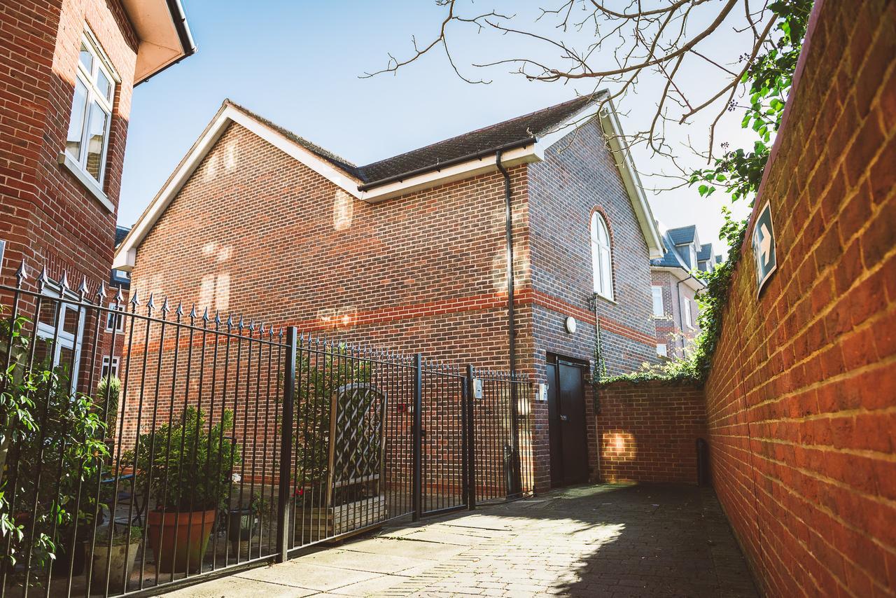 Charming Two Bedroom Apartment With Free Private Parking Leatherhead Exteriér fotografie