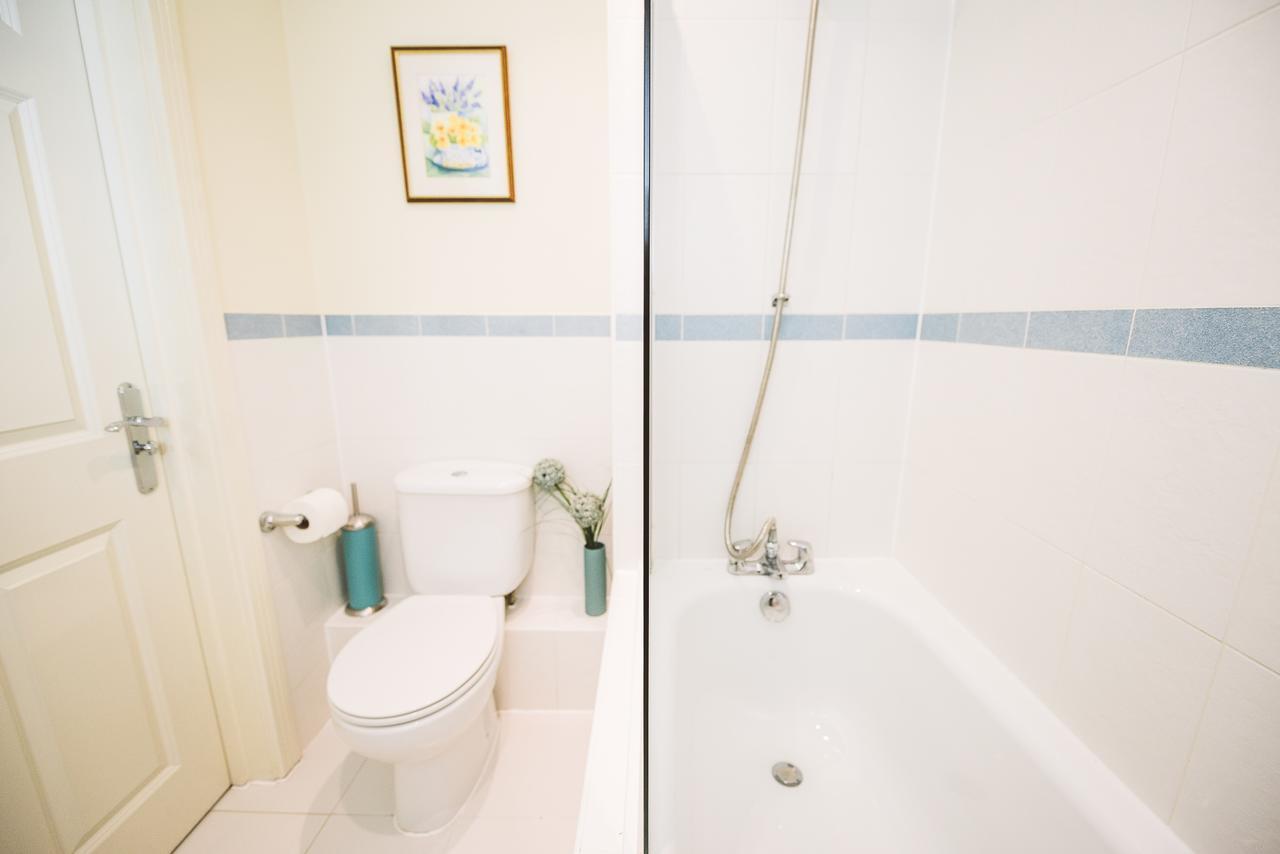 Charming Two Bedroom Apartment With Free Private Parking Leatherhead Exteriér fotografie