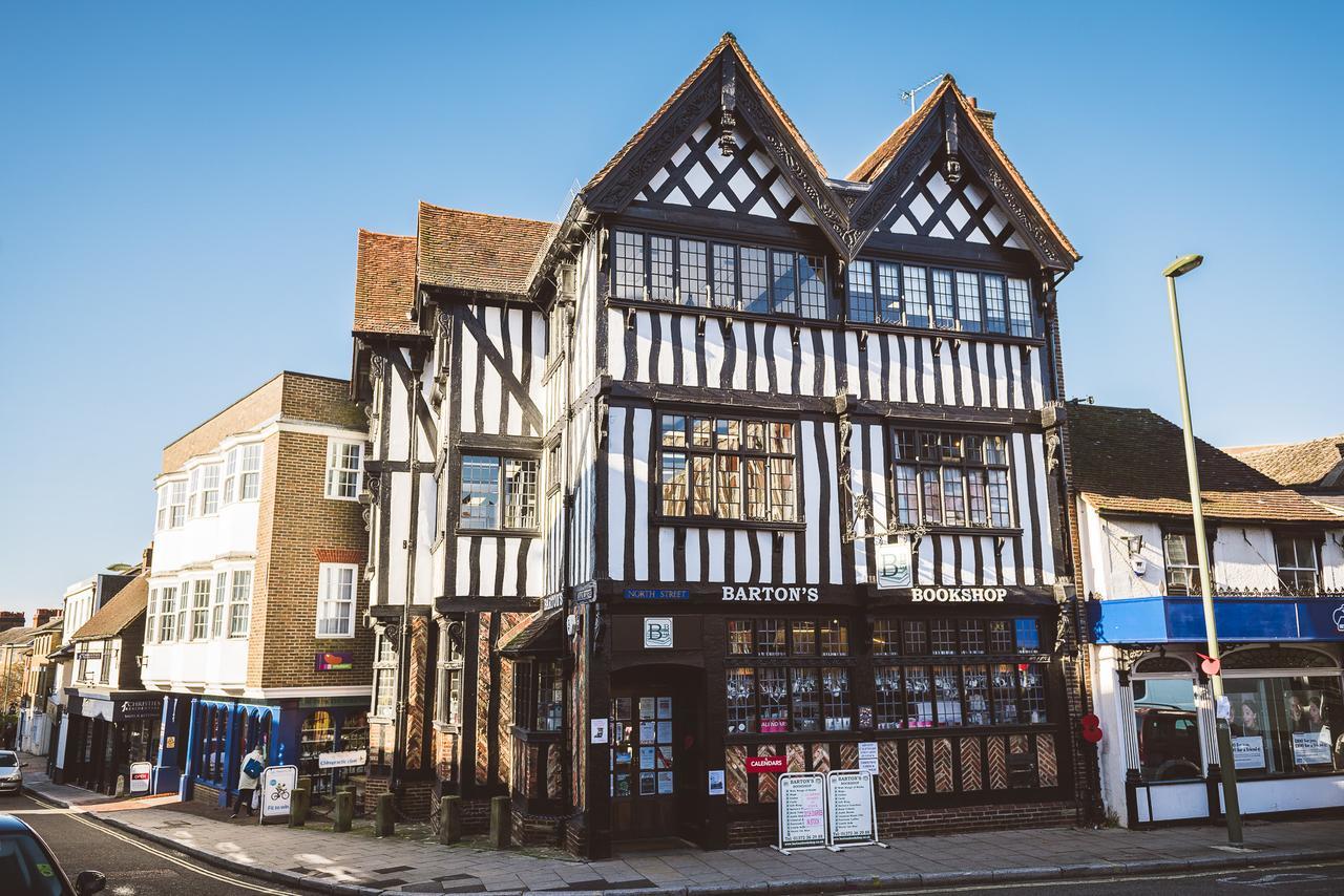Charming Two Bedroom Apartment With Free Private Parking Leatherhead Exteriér fotografie