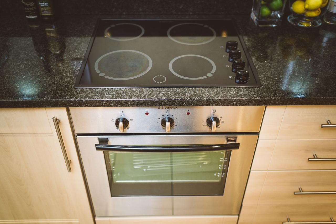 Charming Two Bedroom Apartment With Free Private Parking Leatherhead Exteriér fotografie