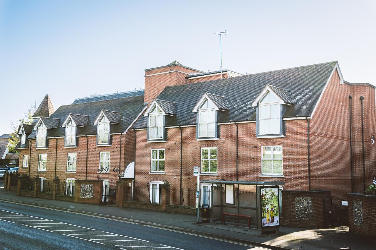 Charming Two Bedroom Apartment With Free Private Parking Leatherhead Exteriér fotografie