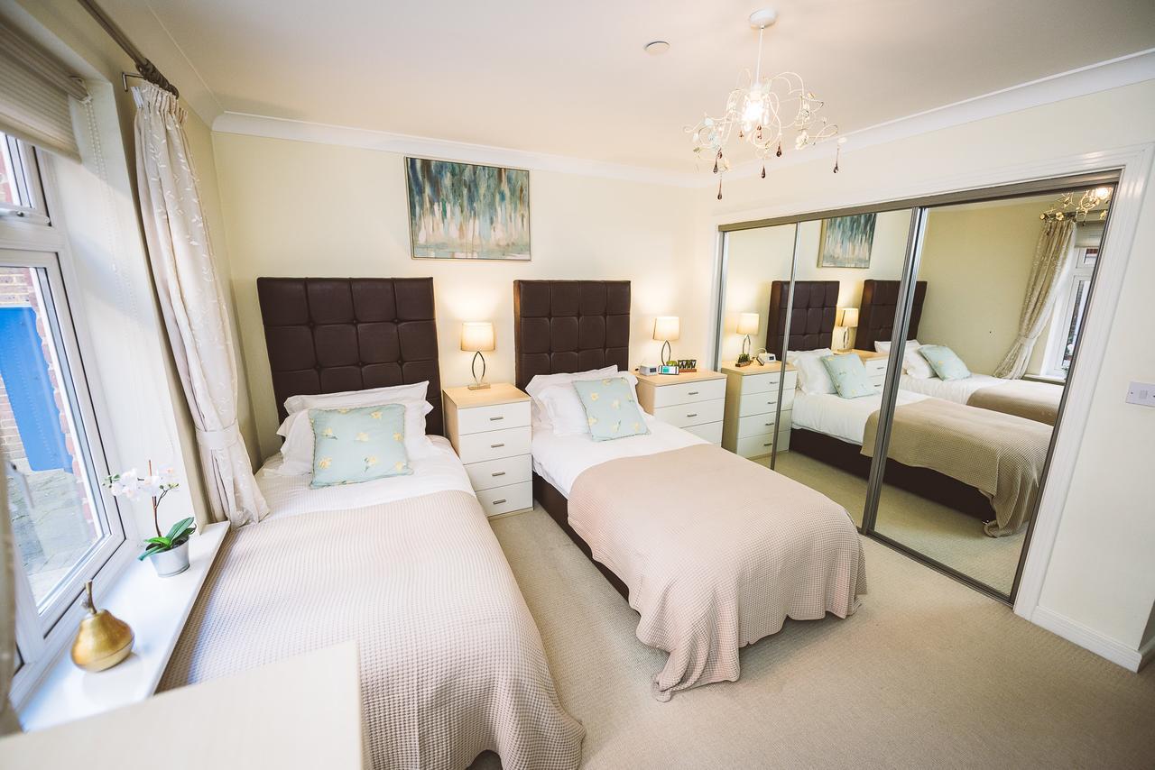 Charming Two Bedroom Apartment With Free Private Parking Leatherhead Exteriér fotografie