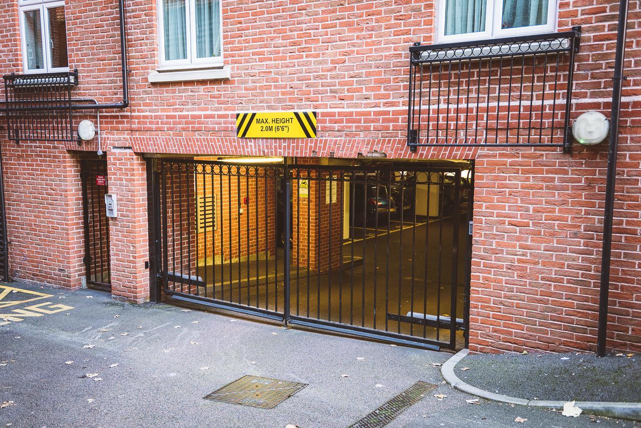 Charming Two Bedroom Apartment With Free Private Parking Leatherhead Exteriér fotografie