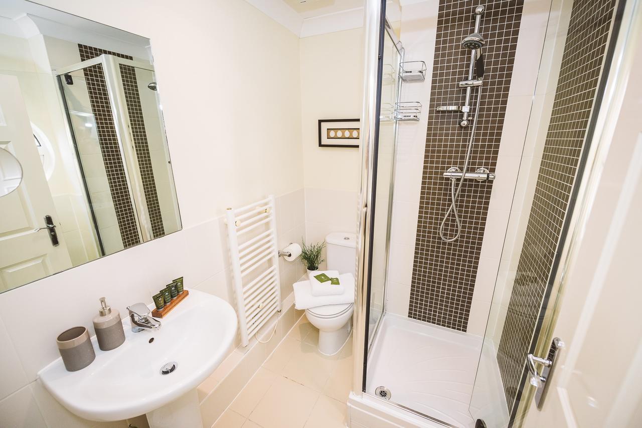 Charming Two Bedroom Apartment With Free Private Parking Leatherhead Exteriér fotografie
