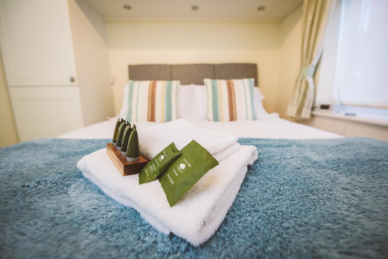 Charming Two Bedroom Apartment With Free Private Parking Leatherhead Exteriér fotografie