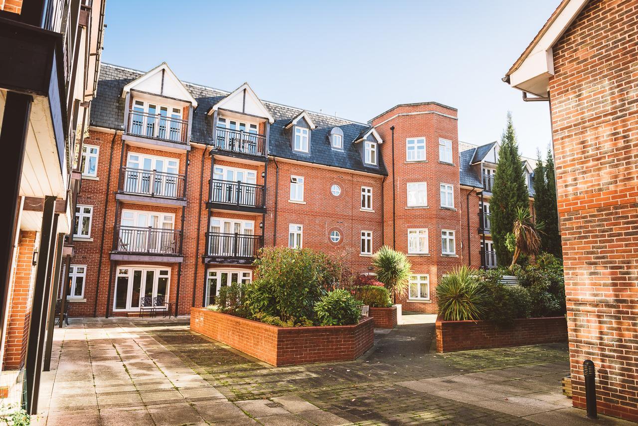 Charming Two Bedroom Apartment With Free Private Parking Leatherhead Exteriér fotografie