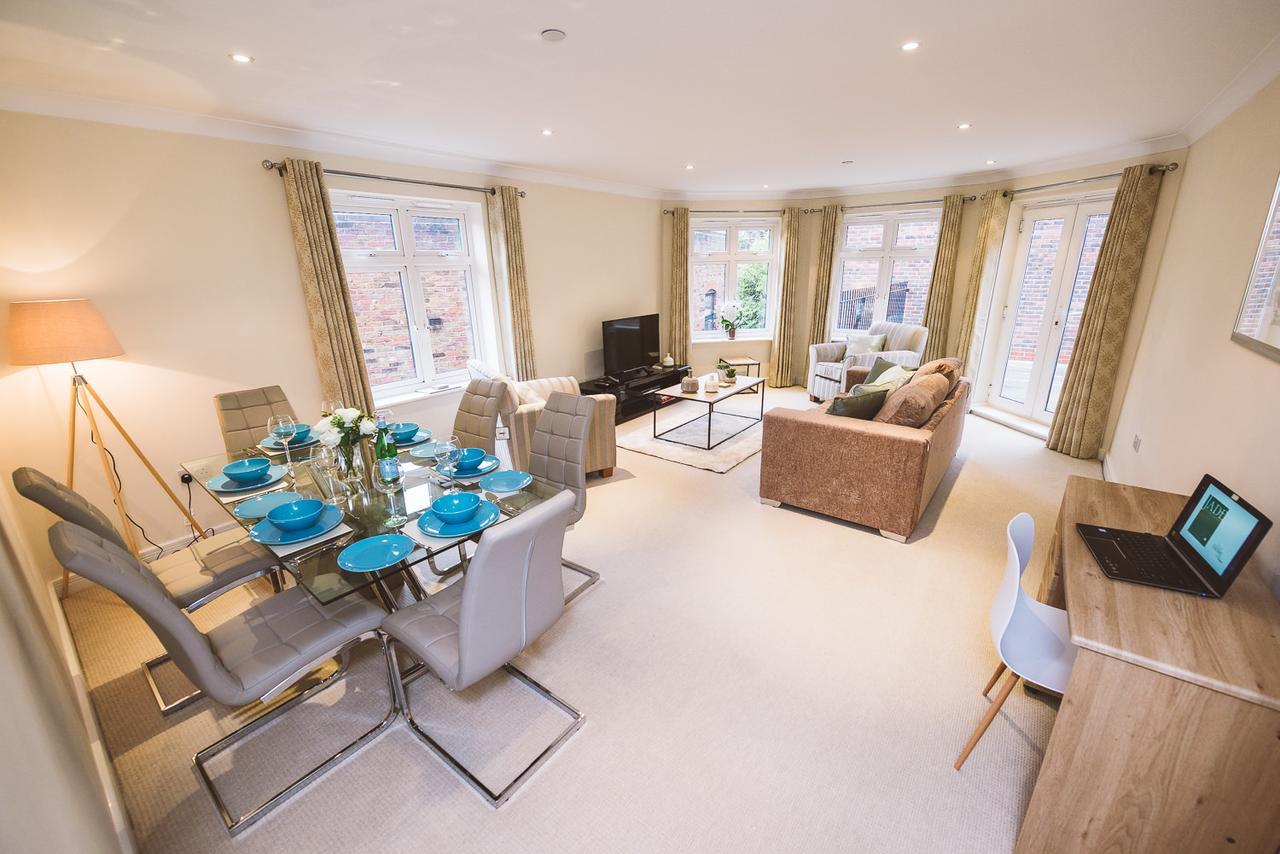Charming Two Bedroom Apartment With Free Private Parking Leatherhead Exteriér fotografie