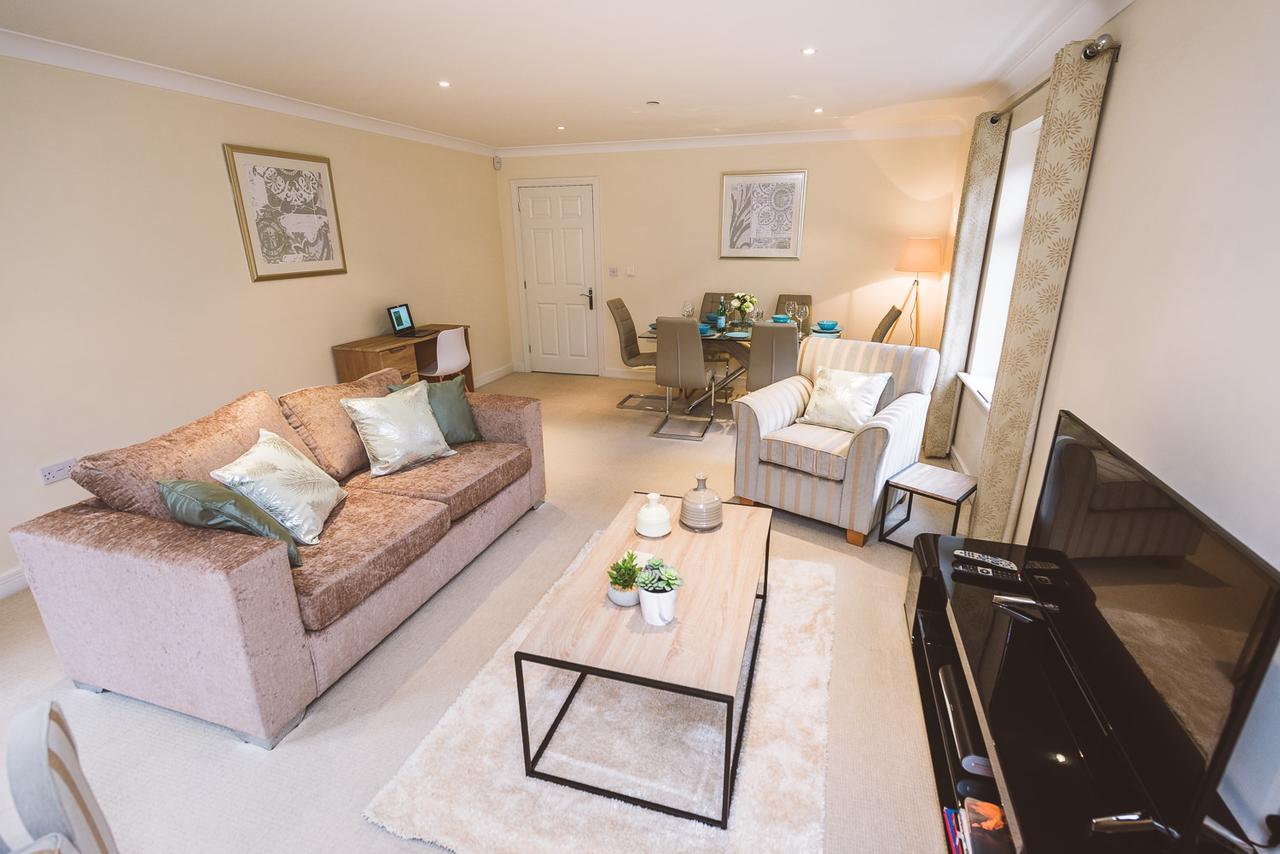 Charming Two Bedroom Apartment With Free Private Parking Leatherhead Exteriér fotografie