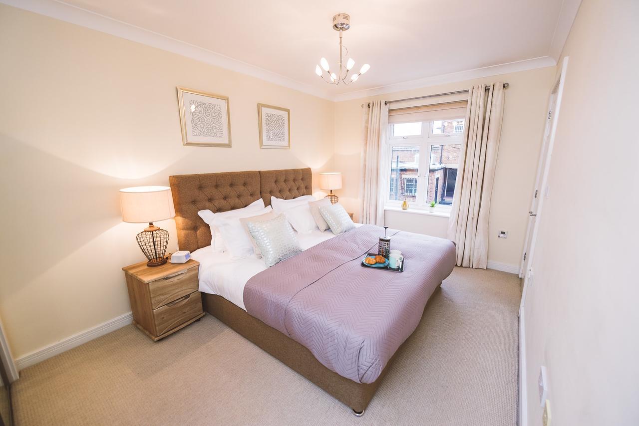 Charming Two Bedroom Apartment With Free Private Parking Leatherhead Exteriér fotografie