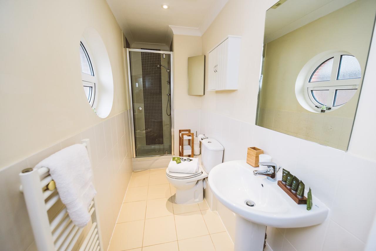 Charming Two Bedroom Apartment With Free Private Parking Leatherhead Exteriér fotografie