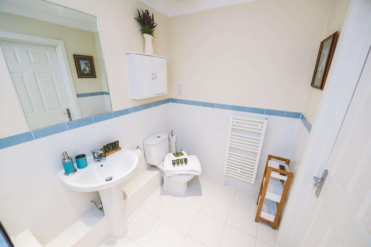 Charming Two Bedroom Apartment With Free Private Parking Leatherhead Exteriér fotografie
