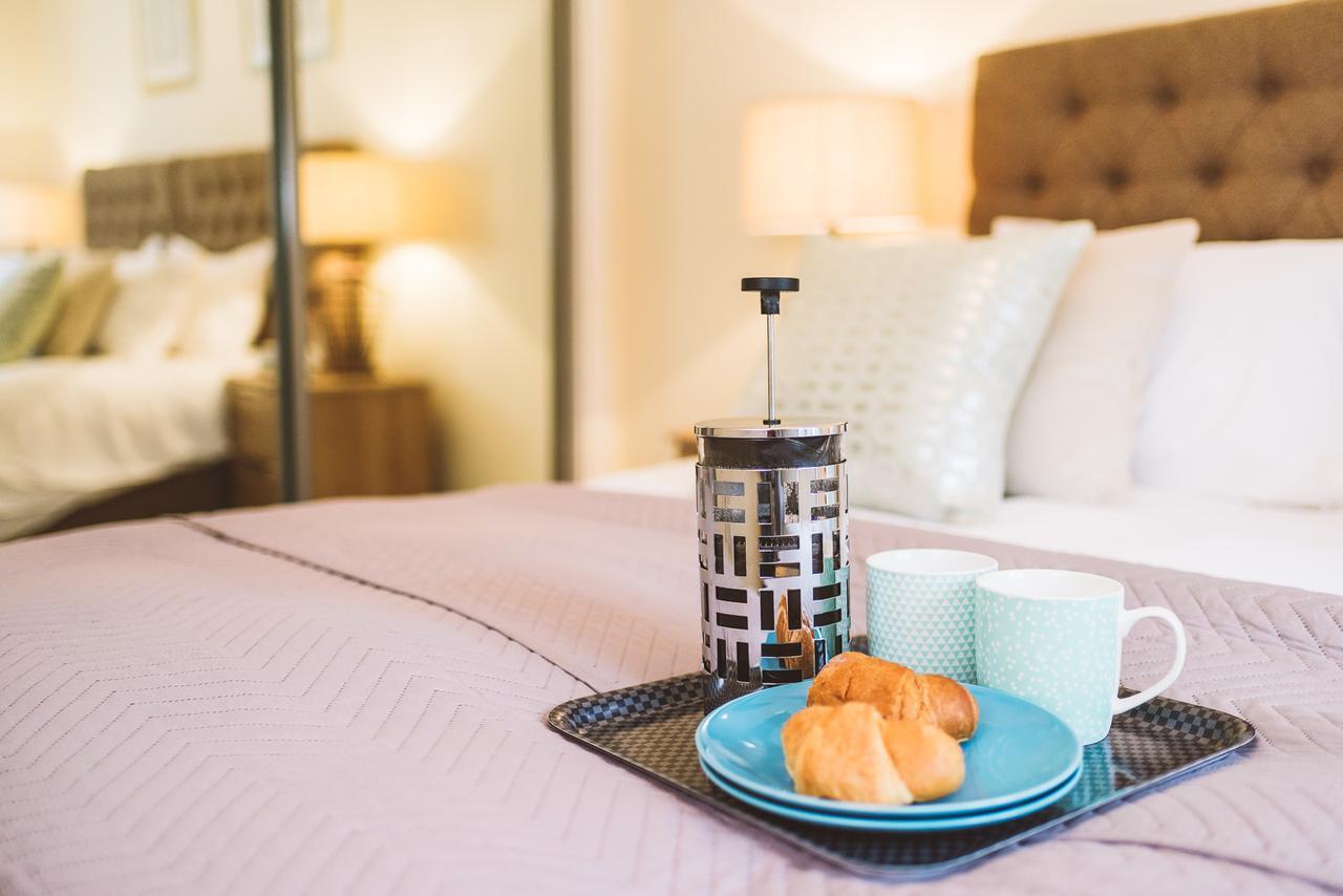Charming Two Bedroom Apartment With Free Private Parking Leatherhead Exteriér fotografie