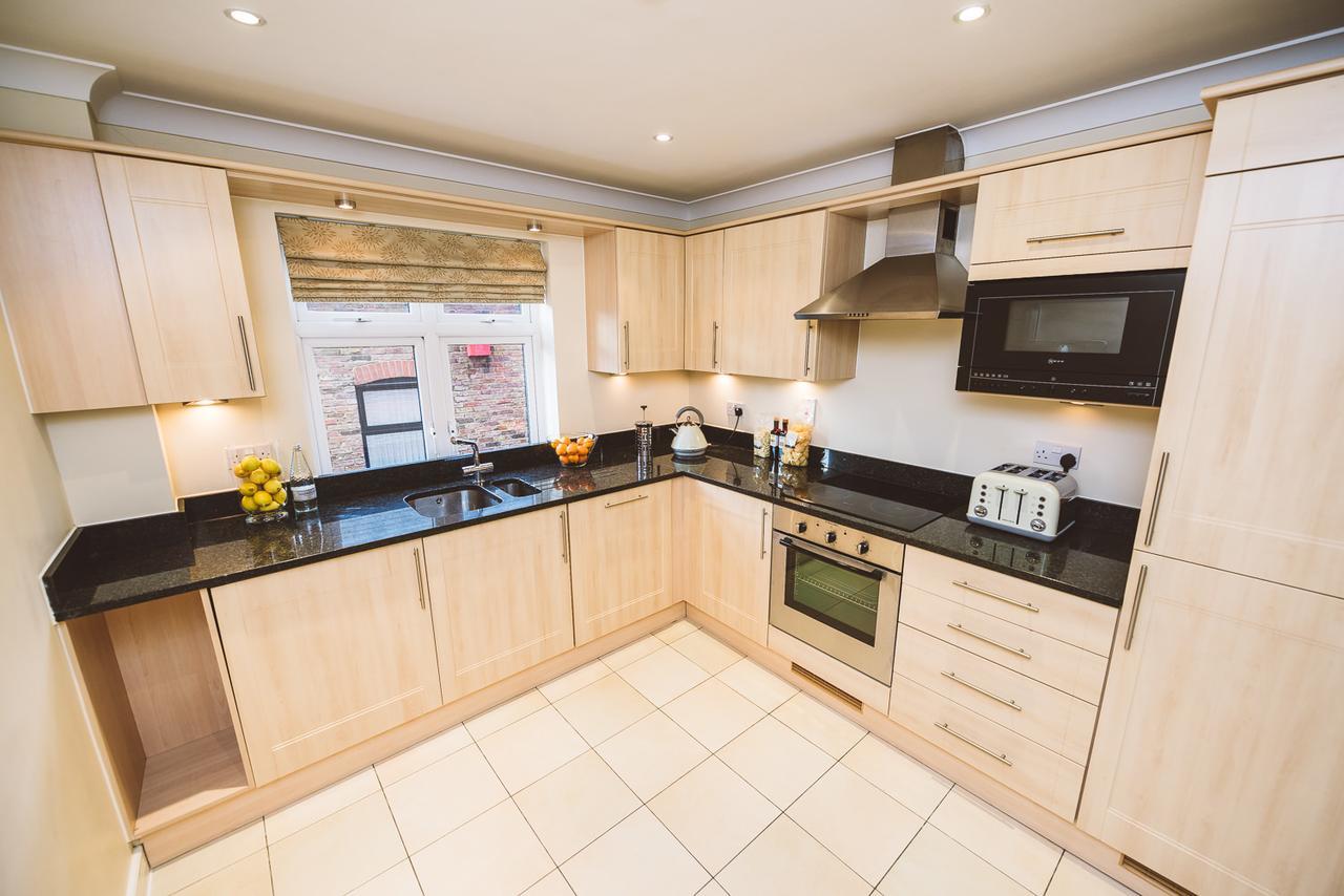 Charming Two Bedroom Apartment With Free Private Parking Leatherhead Exteriér fotografie