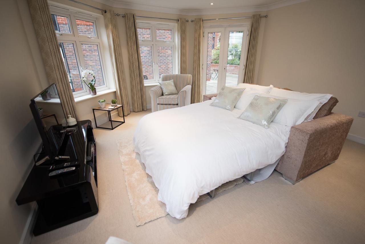 Charming Two Bedroom Apartment With Free Private Parking Leatherhead Exteriér fotografie