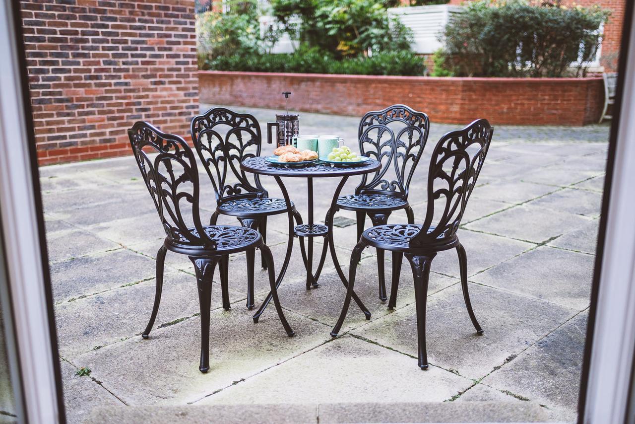 Charming Two Bedroom Apartment With Free Private Parking Leatherhead Exteriér fotografie