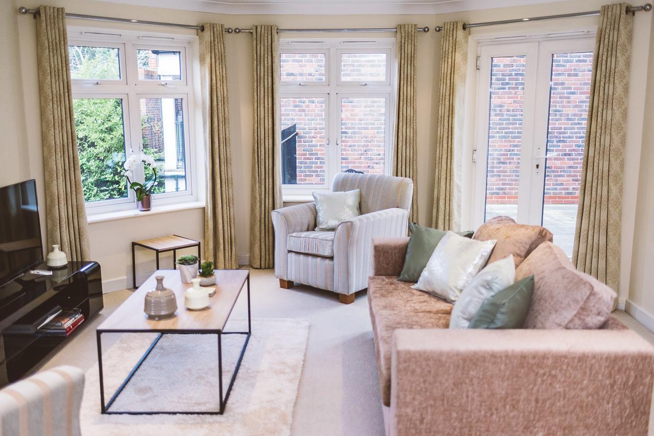 Charming Two Bedroom Apartment With Free Private Parking Leatherhead Exteriér fotografie