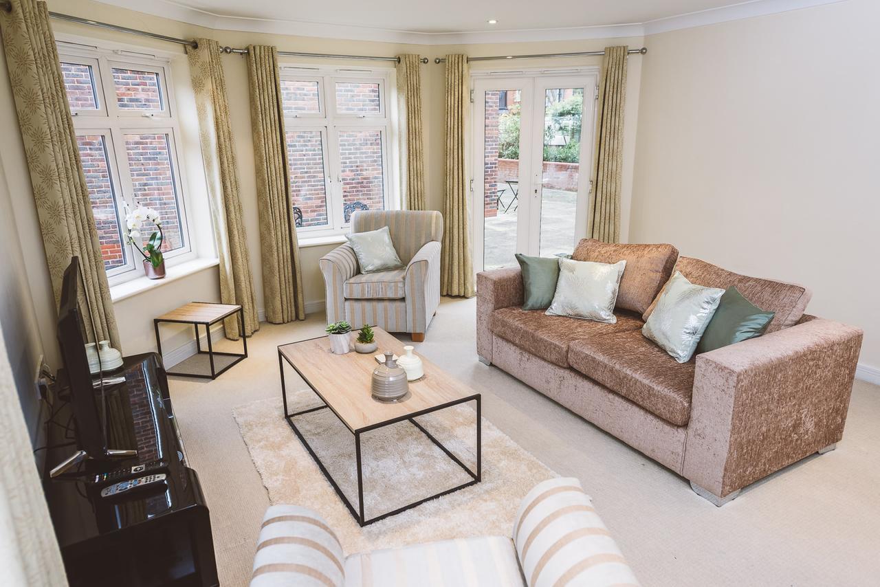 Charming Two Bedroom Apartment With Free Private Parking Leatherhead Exteriér fotografie