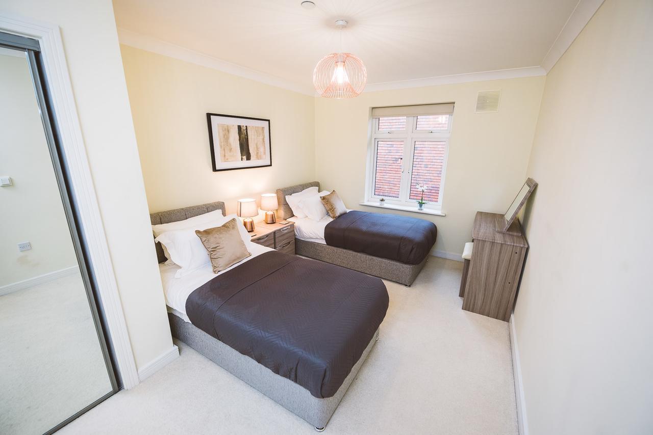 Charming Two Bedroom Apartment With Free Private Parking Leatherhead Exteriér fotografie