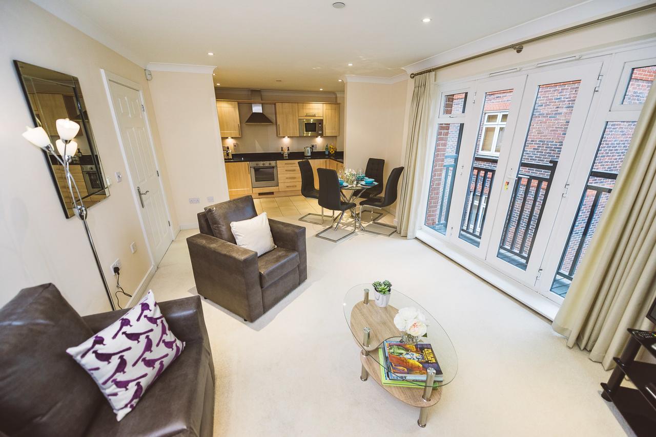 Charming Two Bedroom Apartment With Free Private Parking Leatherhead Exteriér fotografie
