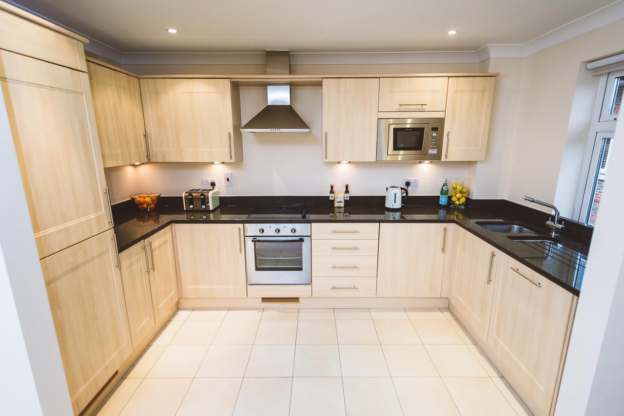 Charming Two Bedroom Apartment With Free Private Parking Leatherhead Exteriér fotografie