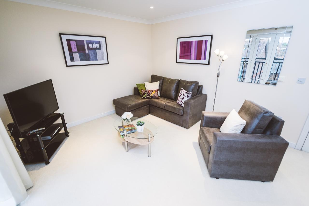 Charming Two Bedroom Apartment With Free Private Parking Leatherhead Exteriér fotografie