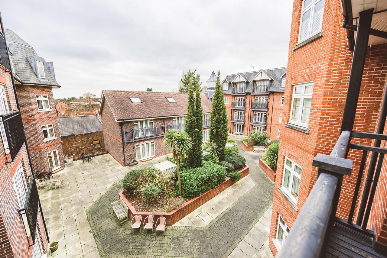 Charming Two Bedroom Apartment With Free Private Parking Leatherhead Exteriér fotografie