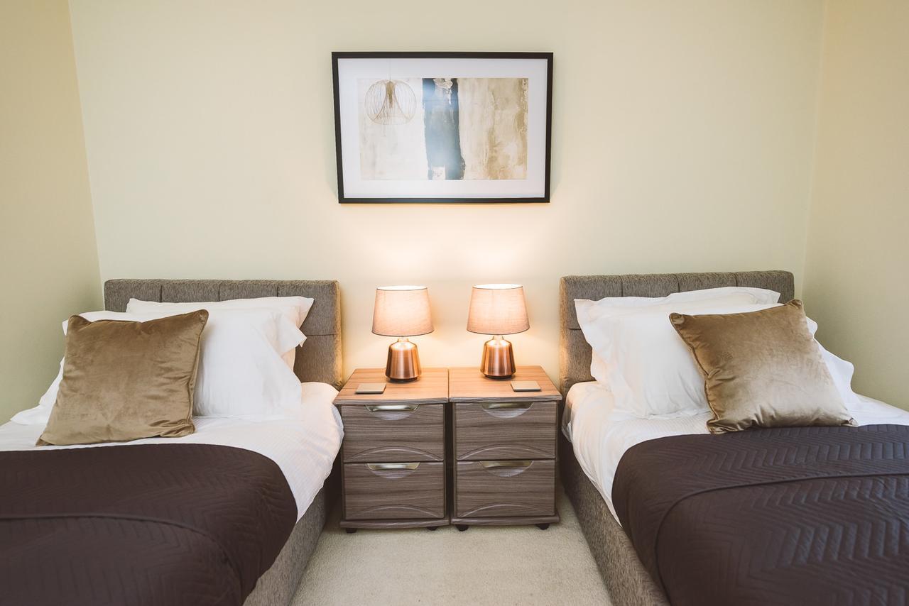 Charming Two Bedroom Apartment With Free Private Parking Leatherhead Exteriér fotografie