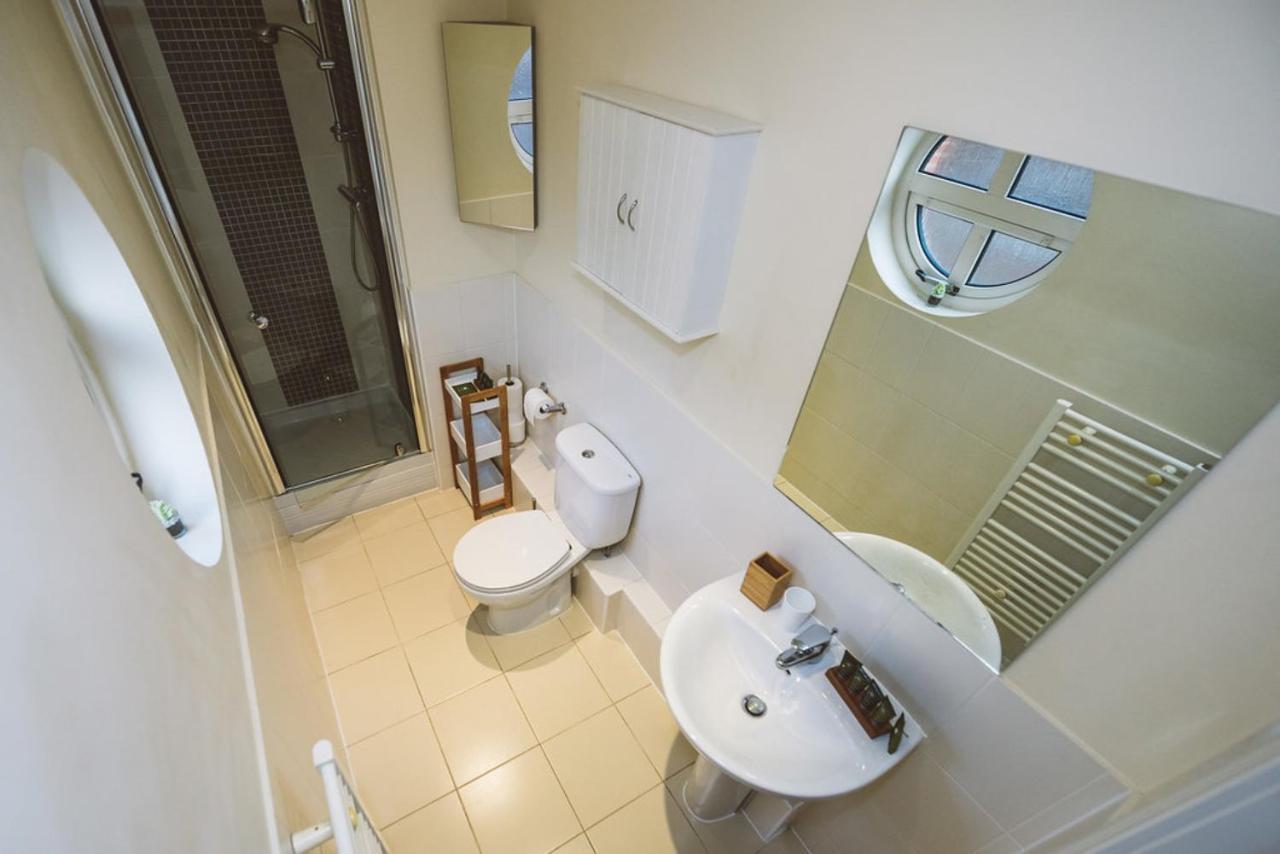 Charming Two Bedroom Apartment With Free Private Parking Leatherhead Exteriér fotografie