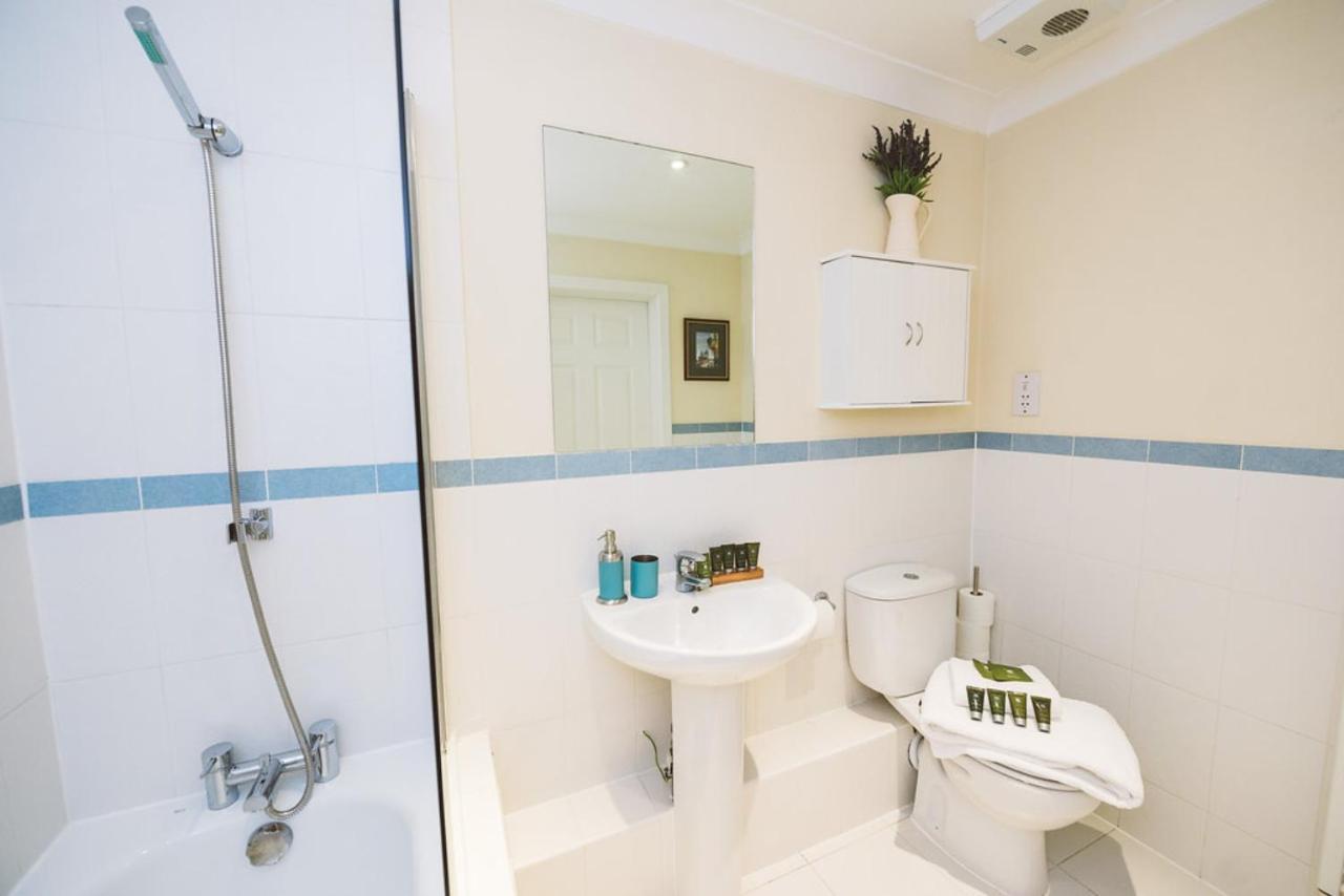 Charming Two Bedroom Apartment With Free Private Parking Leatherhead Exteriér fotografie